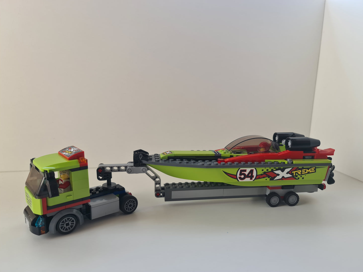 LEGO® City 60254 Le transport du bateau de course