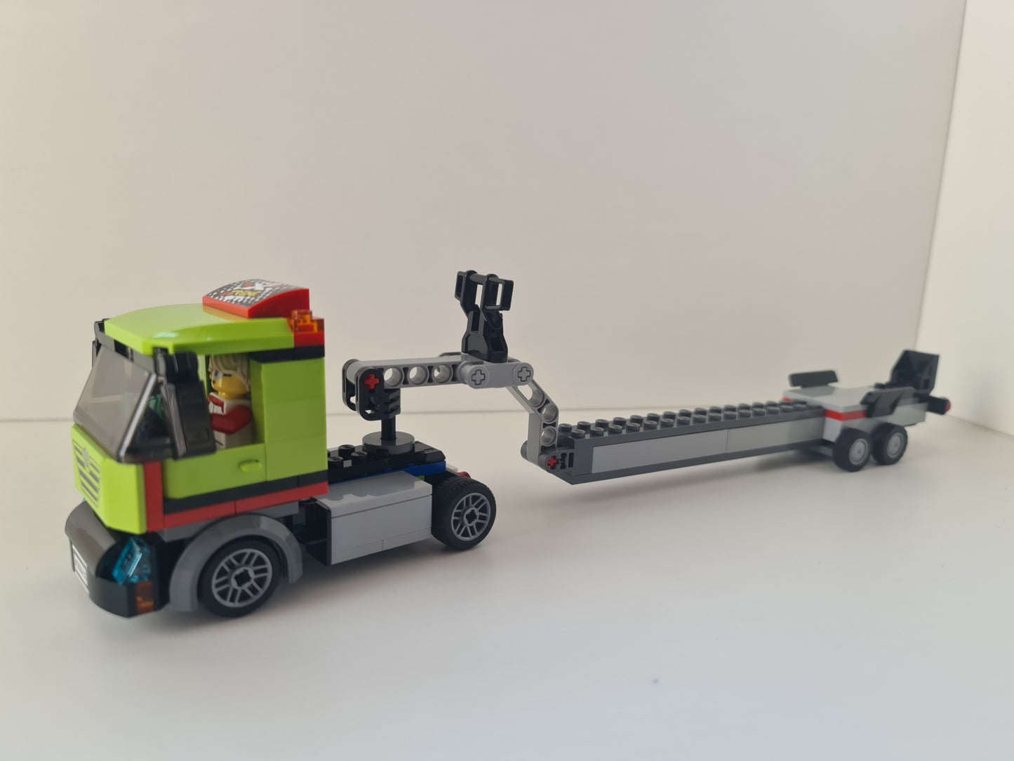 LEGO® City 60254 Le transport du bateau de course