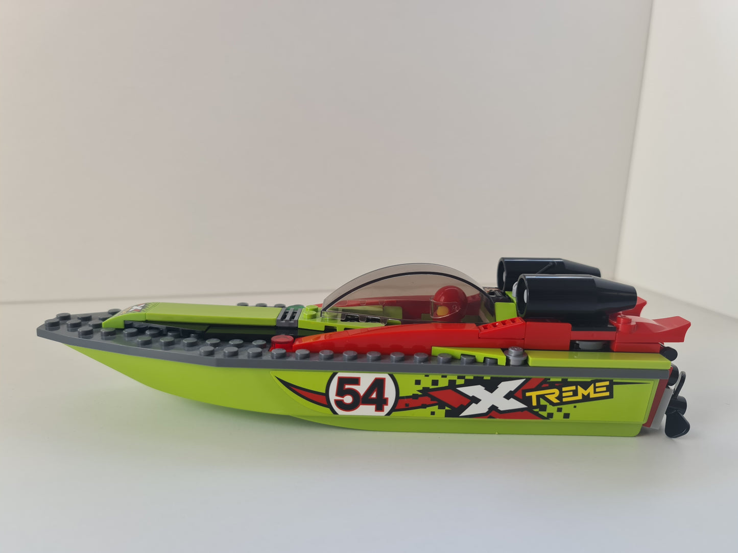 LEGO® City 60254 Le transport du bateau de course
