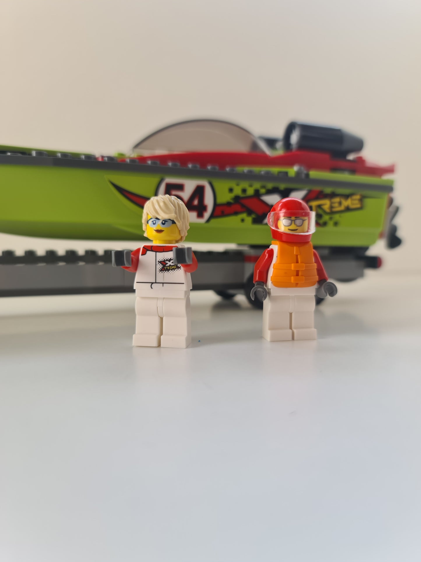 LEGO® City 60254 Le transport du bateau de course