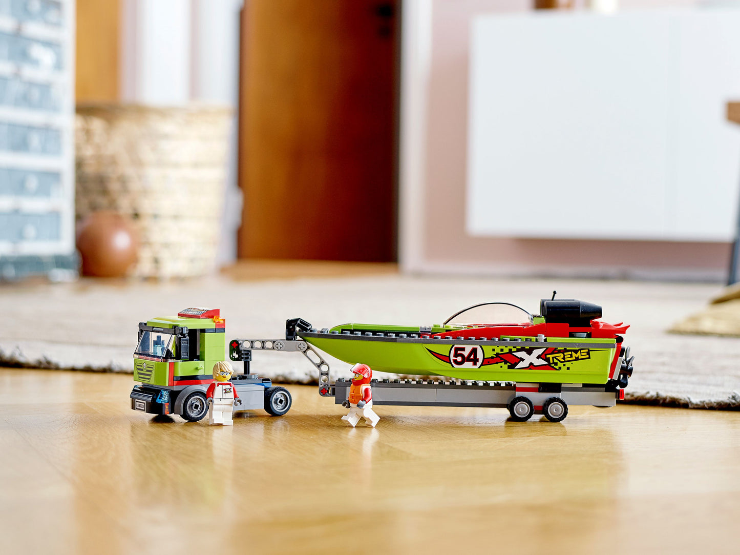 LEGO® City 60254 Le transport du bateau de course