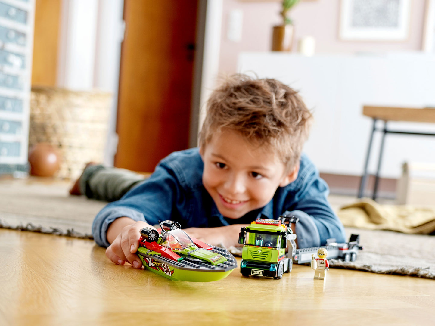 LEGO® City 60254 Le transport du bateau de course