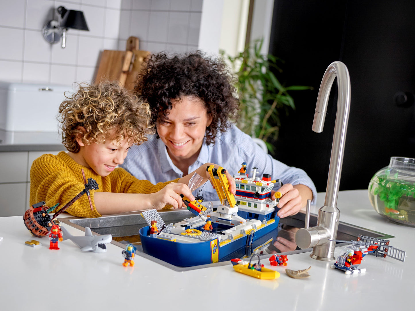 LEGO® City 60266 Le bateau d'exploration océanique