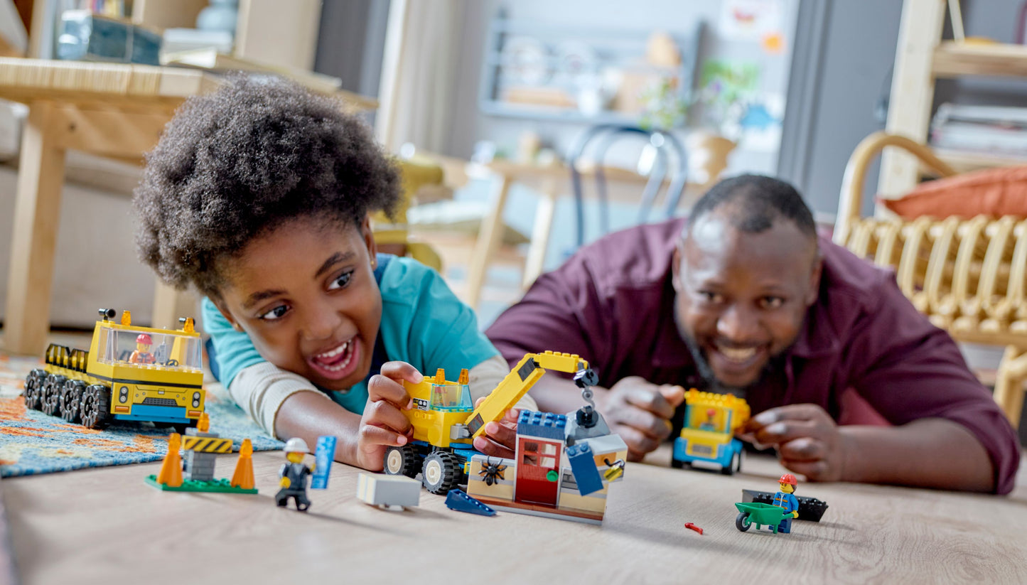 LEGO® City 60391 Les Camions de Chantier et la Grue à Boule de Démolition